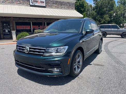 Used 2018 Volkswagen Tiguan SEL w/ R-Line Package FWD image 4