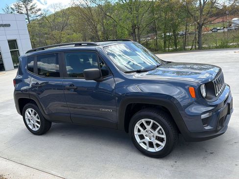 Used 2021 Jeep Renegade Sport w/ Sport Appearance Group AWD/4WD image 2