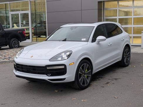 Used 2023 Porsche Cayenne Turbo S image 8