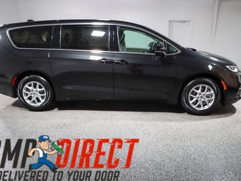 Used 2023 Chrysler Pacifica Touring-L FWD image 6