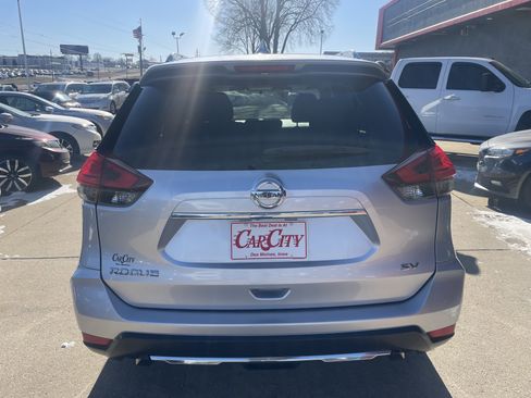 Used 2017 Nissan Rogue SV image 4