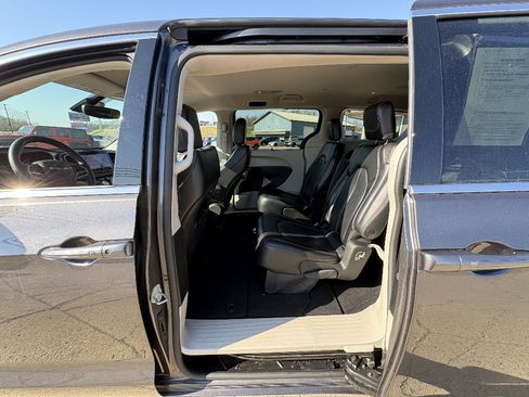 Used 2023 Chrysler Pacifica Touring-L FWD image 17