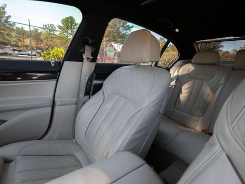 Used 2018 BMW 750i image 18