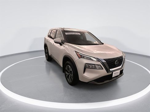 Used 2023 Nissan Rogue SV image 2