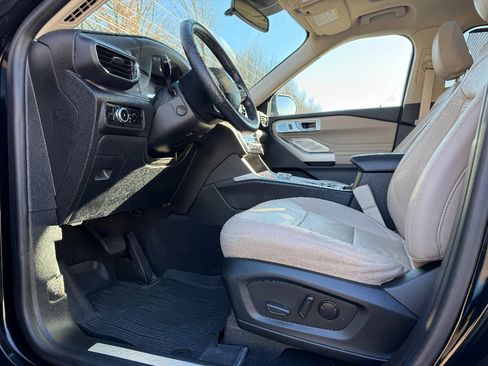 Used 2022 Ford Explorer Limited w/ Limited Technology Package image 21