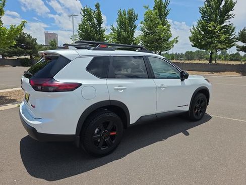 Used 2025 Nissan Rogue SV AWD/4WD image 3