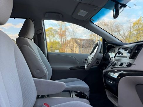 Used 2011 Toyota Sienna LE w/ Towing Pkg FWD image 17