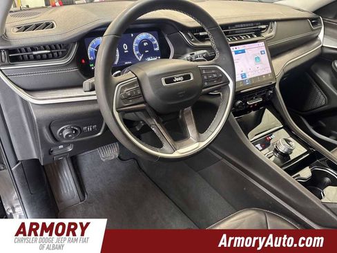 Used 2023 Jeep Grand Cherokee Limited image 3