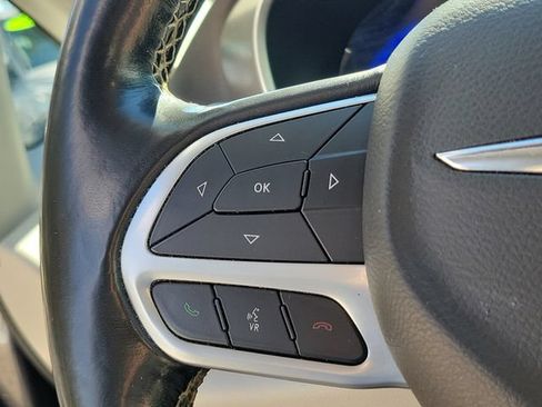 Used 2021 Chrysler Pacifica Touring-L FWD image 25