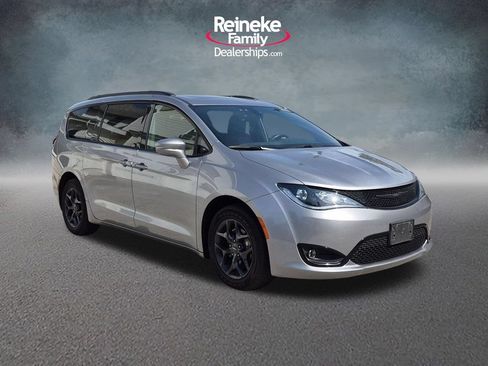 Used 2018 Chrysler Pacifica Limited w/ S Appearance Package FWD image 3