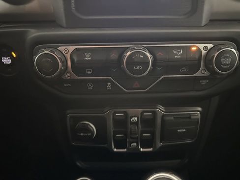 Used 2020 Jeep Wrangler Unlimited Sahara AWD/4WD image 22