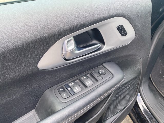 Used 2025 Chrysler Pacifica Limited FWD image 23