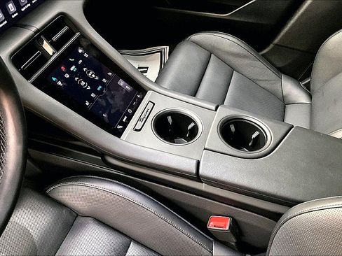 Used 2021 Porsche Taycan image 14