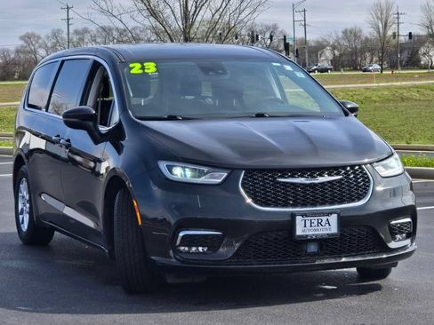 Used 2023 Chrysler Pacifica Touring-L FWD image 4