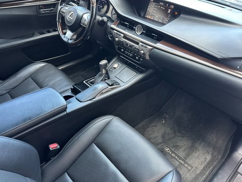 Used 2016 Lexus ES 300h image 32