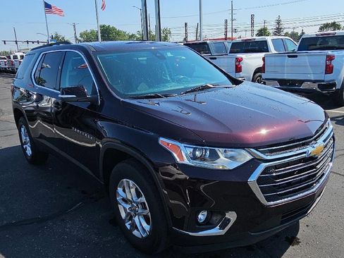 Used 2021 Chevrolet Traverse LT image 1