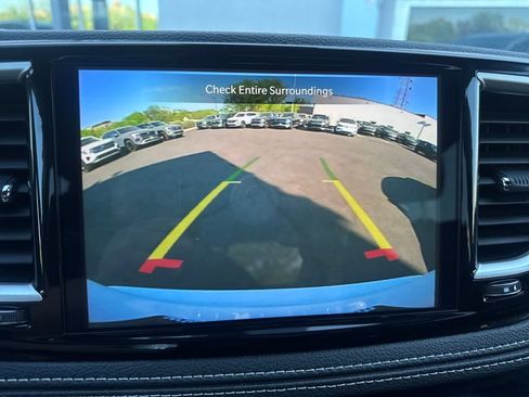 Used 2024 Chrysler Pacifica Touring FWD image 18