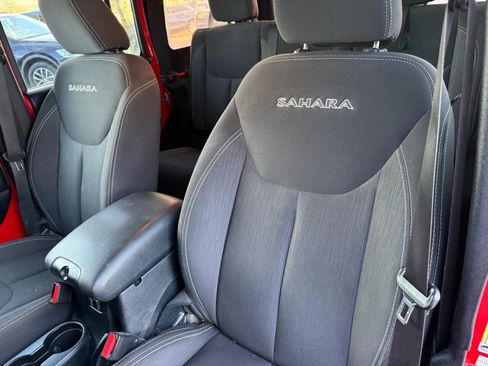 Used 2018 Jeep Wrangler Unlimited Sahara w/ Connectivity Group AWD/4WD image 31