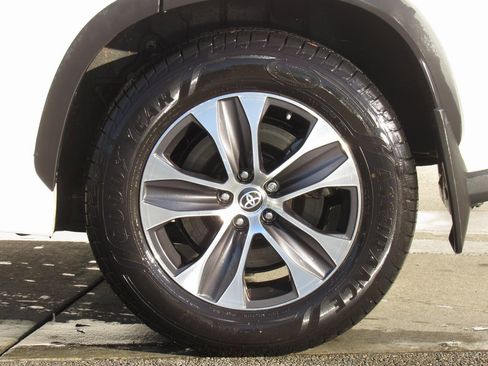 Certified 2021 Toyota Highlander XLE image 41