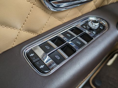 Used 2018 Bentley Bentayga AWD/4WD image 24