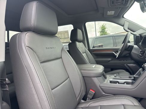 New 2025 GMC Sierra 2500 Denali w/ Denali Reserve Package image 24
