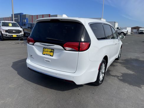 Used 2018 Chrysler Pacifica Touring Plus FWD image 8