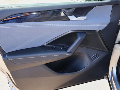 New 2025 Volkswagen Tiguan SE image 14