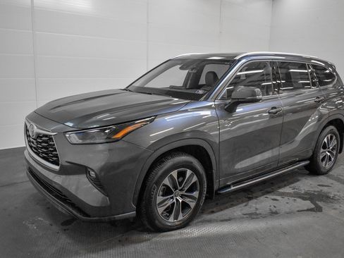 Used 2022 Toyota Highlander XLE image 3