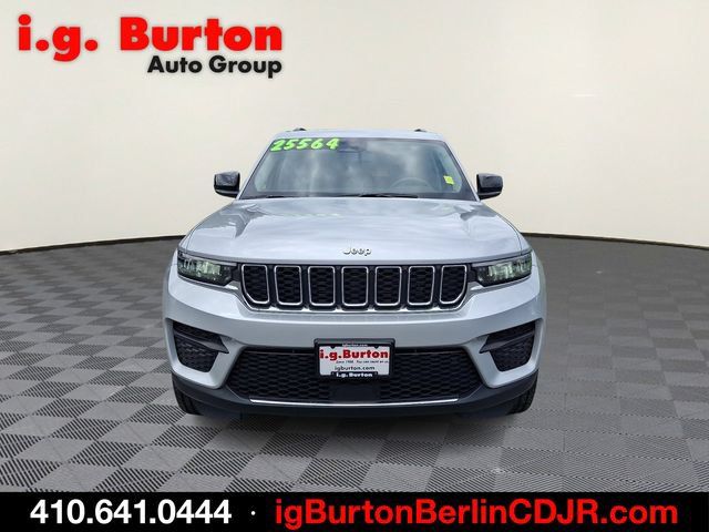 Used 2023 Jeep Grand Cherokee Laredo RWD image 2