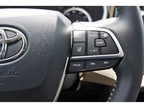 Used 2022 Toyota Highlander XLE FWD image 20