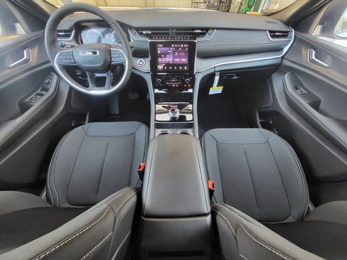 New 2025 Jeep Grand Cherokee Laredo w/ Luxury Tech Group I AWD/4WD image 23