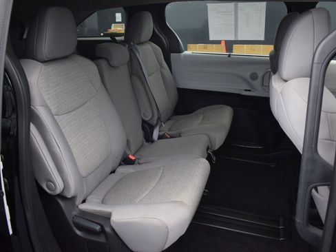 Used 2025 Toyota Sienna LE image 11