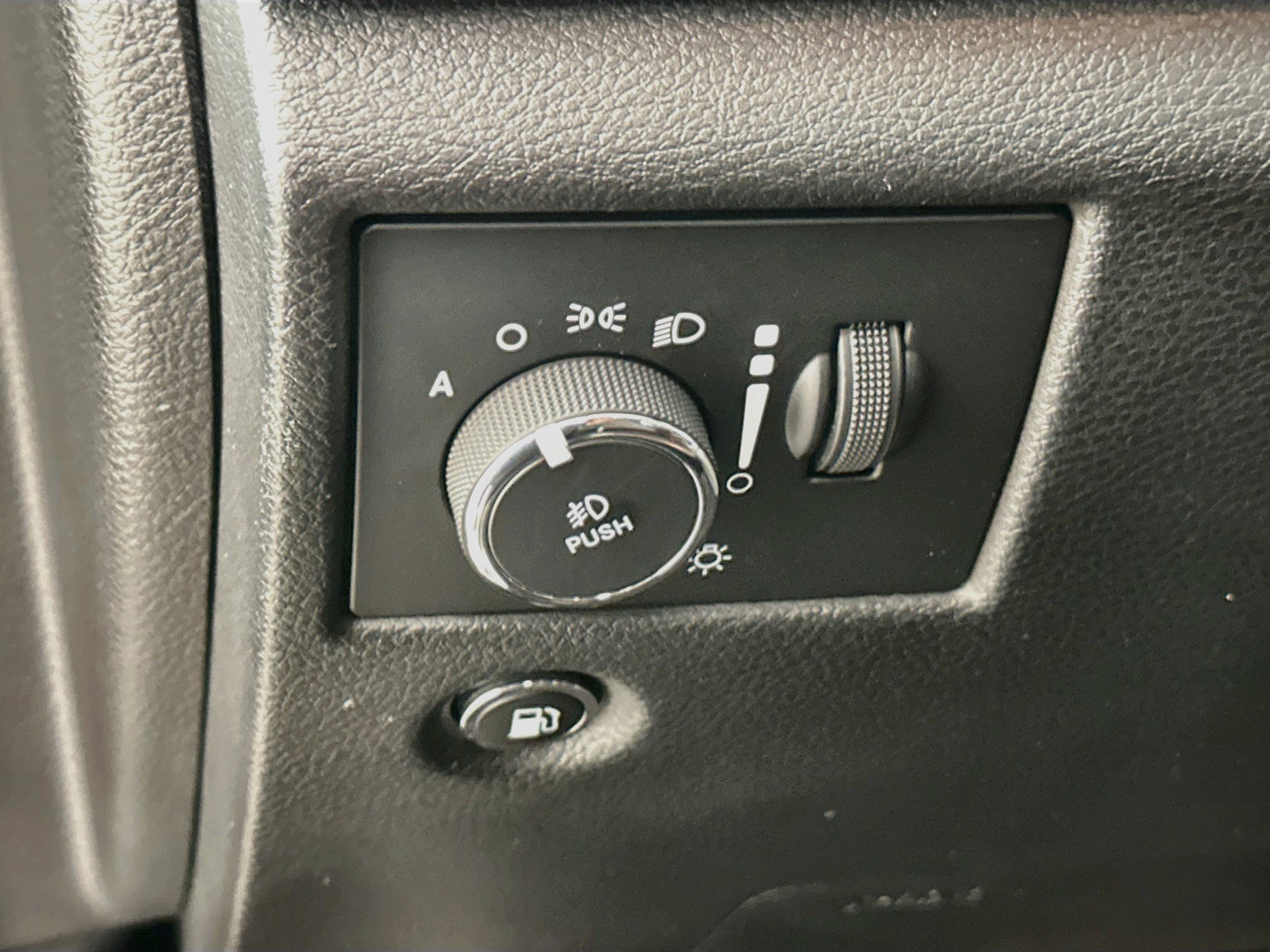Used 2020 Jeep Grand Cherokee Limited AWD/4WD image 17