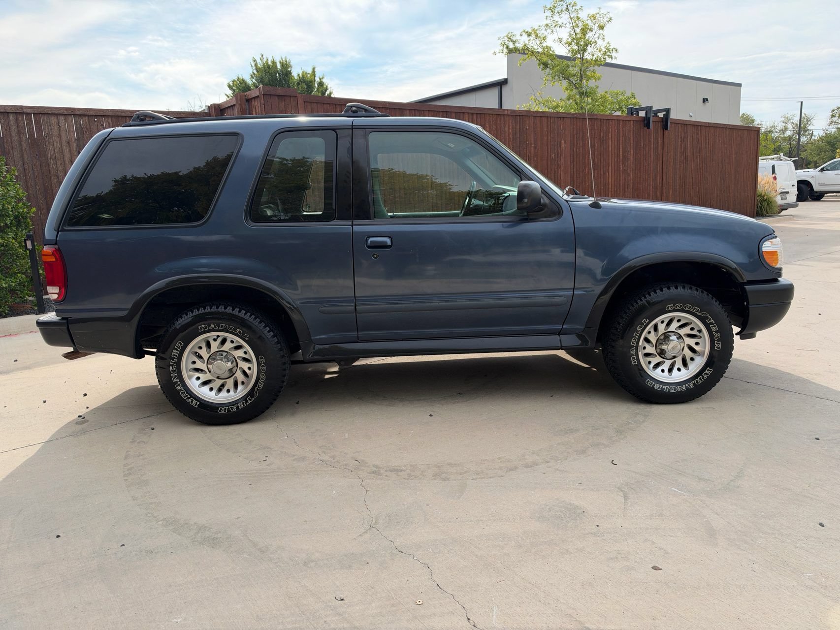 Used 2000 Ford Explorer Sport RWD image 2