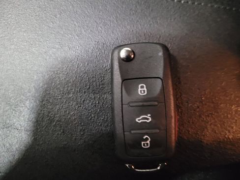 Used 2018 Volkswagen Passat 2.0T R-Line image 32