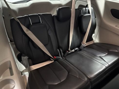 Used 2023 Chrysler Pacifica Touring-L image 12