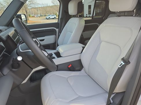 New 2026 Land Rover Defender 130 X-Dynamic SE image 15