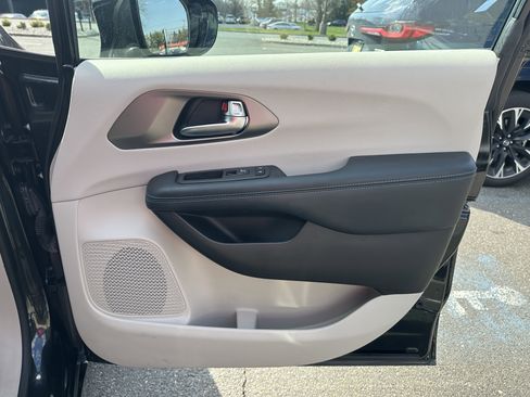 Used 2021 Chrysler Pacifica Touring-L image 35