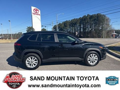 Used 2023 Toyota Corolla Cross LE image 2