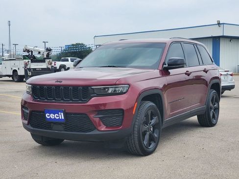 Used 2023 Jeep Grand Cherokee Altitude RWD image 2