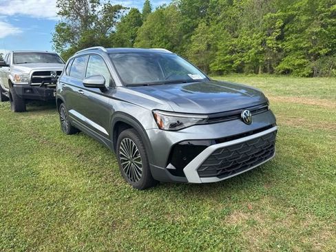 Used 2025 Volkswagen Taos SE image 4