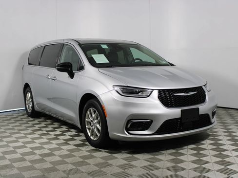 Used 2024 Chrysler Pacifica Touring-L FWD image 33