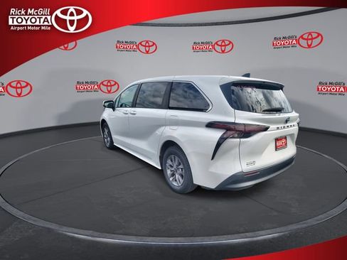 Used 2024 Toyota Sienna LE image 6