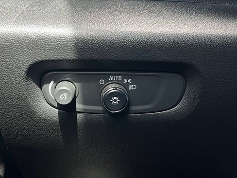 Used 2022 Chevrolet Traverse RS FWD image 25