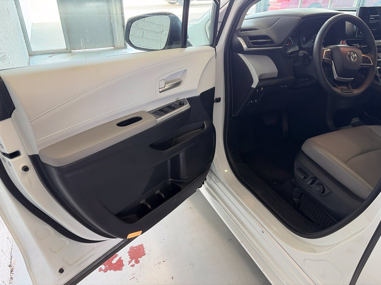Used 2026 Toyota Sienna XLE FWD image 9