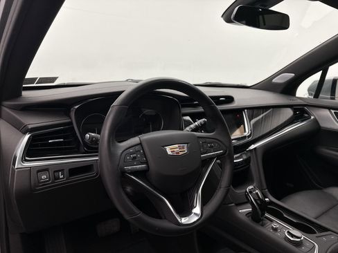 Used 2025 Cadillac XT6 Premium Luxury image 10