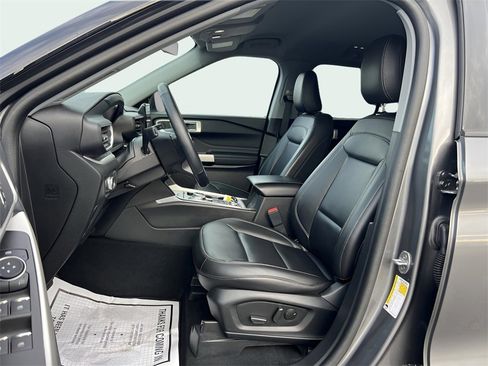 Used 2023 Ford Explorer XLT w/ Equipment Group 202A image 8