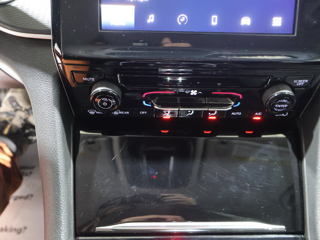 Used 2023 Jeep Grand Cherokee Laredo AWD/4WD image 25