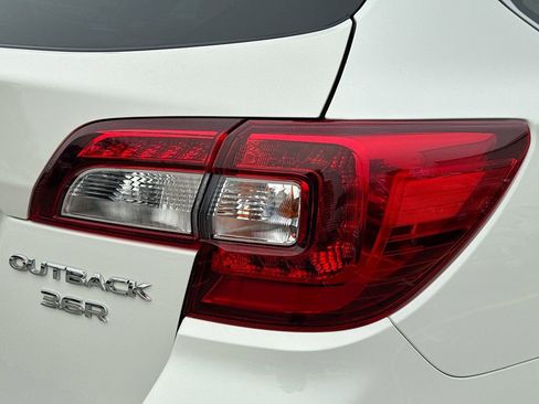 Used 2018 Subaru Outback 3.6R Limited image 36