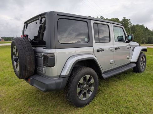 Used 2018 Jeep Wrangler Unlimited Sahara AWD/4WD image 3